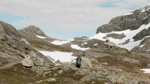Senderismo en las montañas noruegas — Vídeo de stock