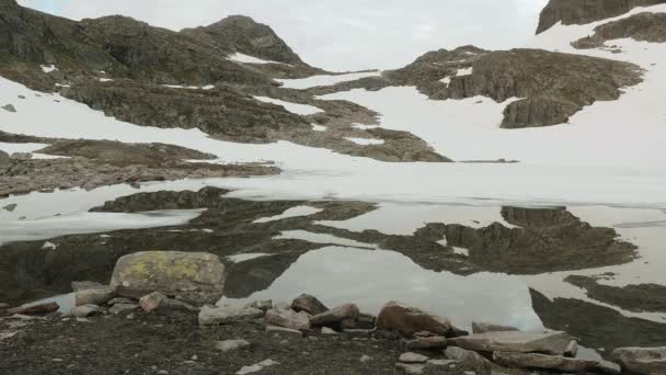 Lago espelho nas montanhas norueguesas — Vídeo de Stock