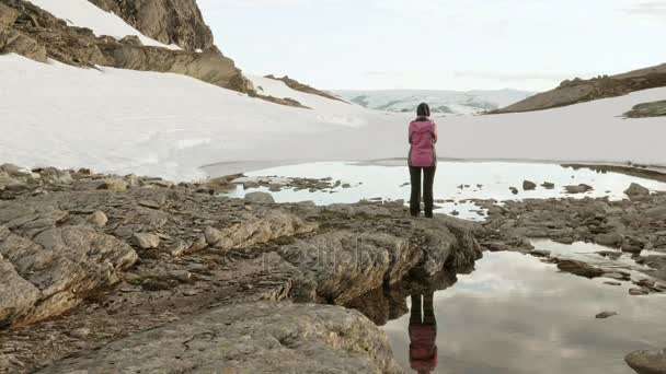 Giovane ragazza si rilassa la sera montagne norvegesi. Liscio colpo dolly — Video Stock