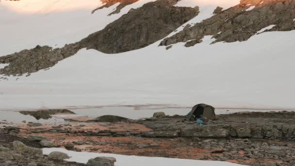 ノルウェーの山中でのキャンプ。滑らかなドーリー ショット — ストック動画