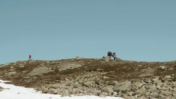 Turisti sulle montagne norvegesi — Video Stock