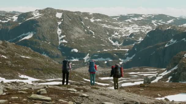 Трое друзей в норвежских горах — стоковое видео