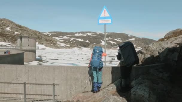 Danger sign on the dam in the mountains — Stock Video