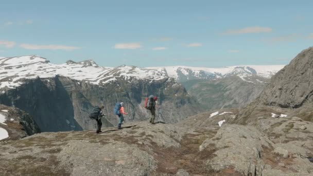 Backpackers zagubiony ścieżka w górach — Wideo stockowe