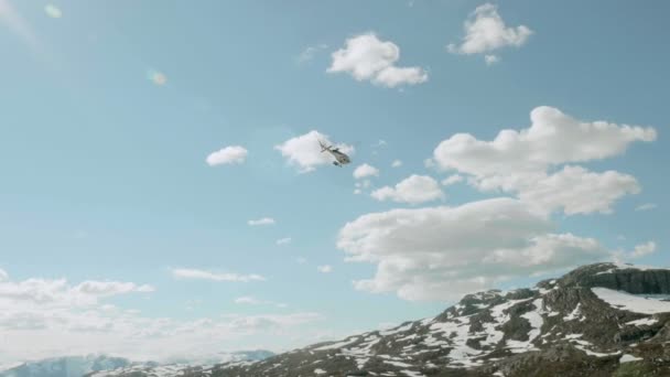 Helicóptero sobre as montanhas na Noruega — Vídeo de Stock