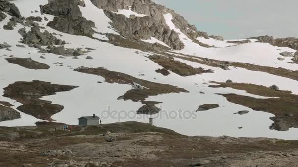 Hubschrauber hebt in den norwegischen Bergen ab — Stockvideo