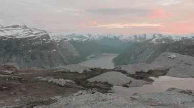 Trolltunga alan, Norveç. Gün batımı. Pürüzsüz dolly vurdu
