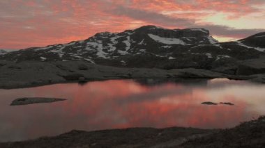 Günbatımı dağlar göl üzerinde. Trolltunga alan, Norveç. Pürüzsüz dolly vurdu