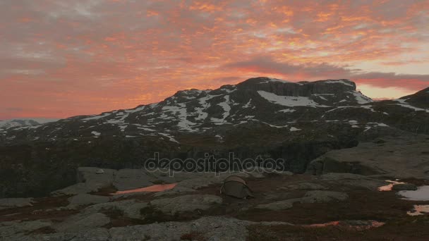 Zonsondergang over de bergen. Trolltunga gebied, Noorwegen. Soepele dolly schot — Stockvideo