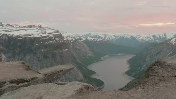 Pôr do sol sobre a Trolltunga. Noruega, suave dolly shot — Vídeo de Stock