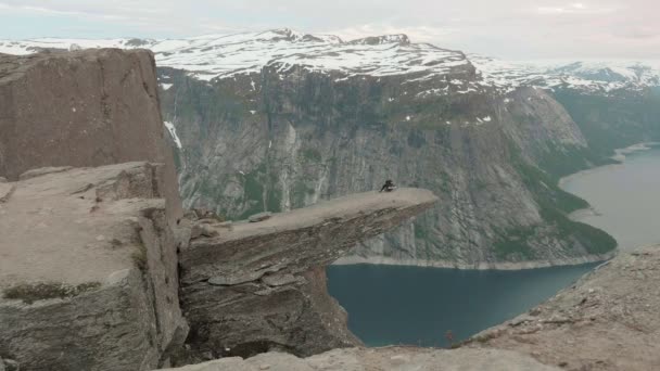 Отдых на краю Тролльтунги. Норвегия. Гладкий выстрел — стоковое видео