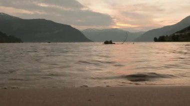 Norveç Fiyordu kıyısında. Norveç