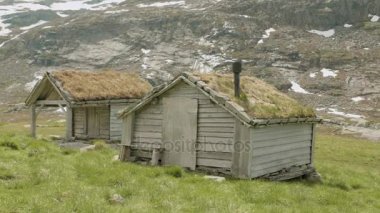 Çim çatıda, Norveç ile evleri
