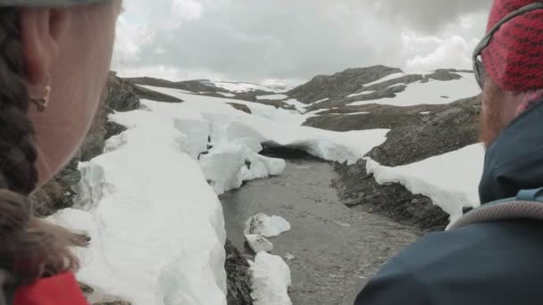 Vandrare diskutera rutten i bergen. Norge — Stockvideo