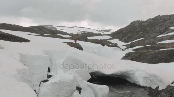 Floden under snön. Norge — Stockvideo