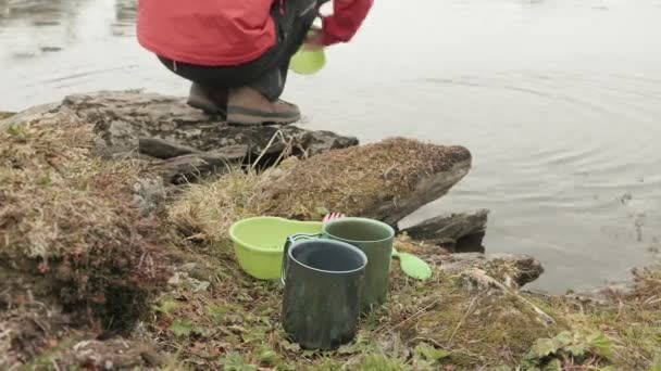 El excursionista lava los platos en el lago. Países Bajos — Vídeos de Stock