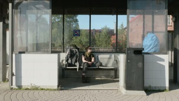 Κορίτσι περιμένει το τραίνο σιδηροδρομικού σταθμού — Αρχείο Βίντεο