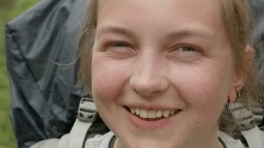 Kız gülümsemeni ve ağlamanı sonra kırık dudaklar