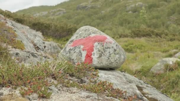 Marcador no trekking nas montanhas — Vídeo de Stock