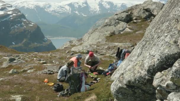 Gli escursionisti cucinano cibo in montagna — Video Stock