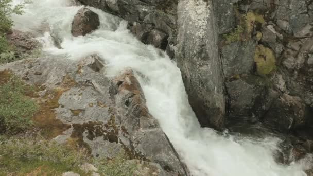 Kleiner Wasserfall in Norwegen — Stockvideo
