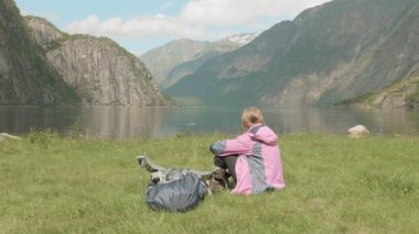 Gevşeme fiyort sahil şeridi üzerinde. Norveç