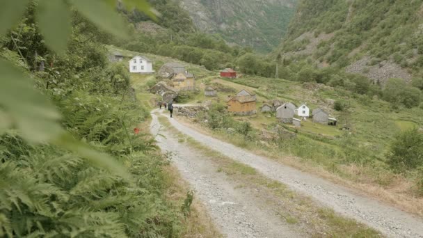 Vägen till byn. Norge — Stockvideo