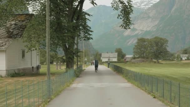 Caminhando entre as montanhas, Noruega — Vídeo de Stock