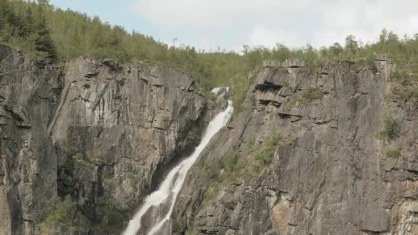 Vattenfall i Voringfossen i Norge — Stockvideo