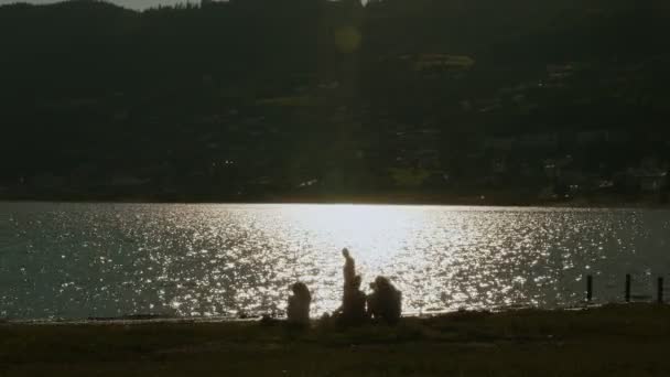 Reflexão do sol no lago — Vídeo de Stock