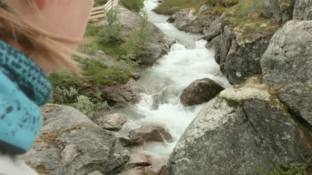 Las niñas miran el río en las montañas — Vídeo de stock