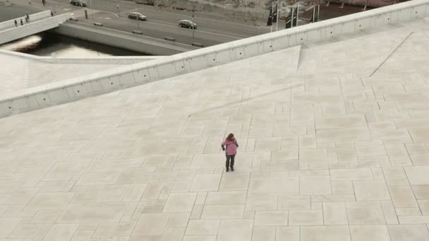 Молодая женщина на крыше оперного театра — стоковое видео
