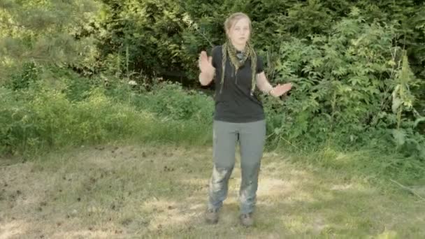 Jovem mulher divertidamente dança ao ar livre — Vídeo de Stock