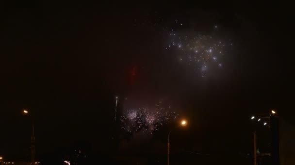 Fuegos artificiales en la ciudad — Vídeo de stock