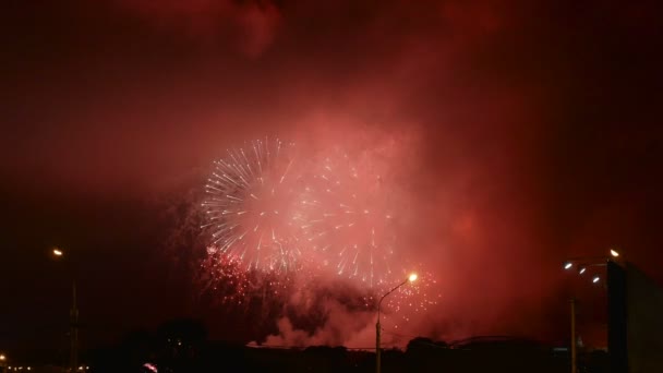 Show de fogos de artifício na cidade nublada — Vídeo de Stock