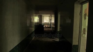 Terk edilmiş evde koridorda uçan kamera. POV, steadycam
