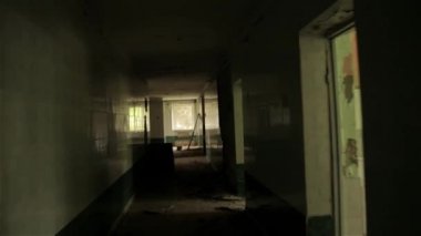Terk edilmiş evde koridorda uçan kamera. POV, steadycam