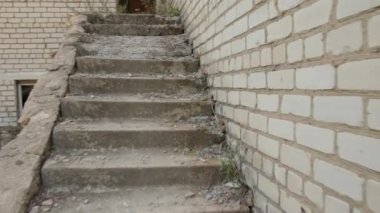 Eve beton merdiven üzerinde uçan kamera