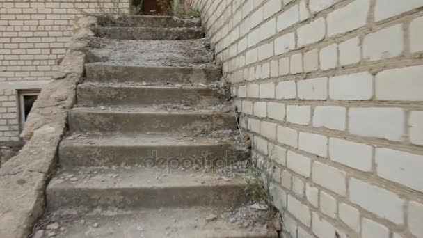 Kameran flyger till huset över betong trappor — Stockvideo