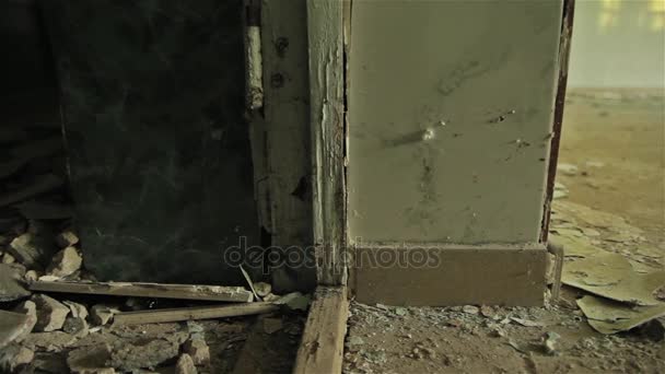 Reste dans une maison abandonnée. Slider shot — Video