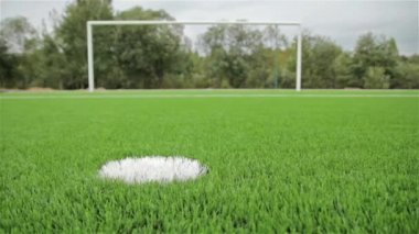 Kapısı'nın futbol penaltı noktası arka planda. Yakın çekim, kaymak vurdu