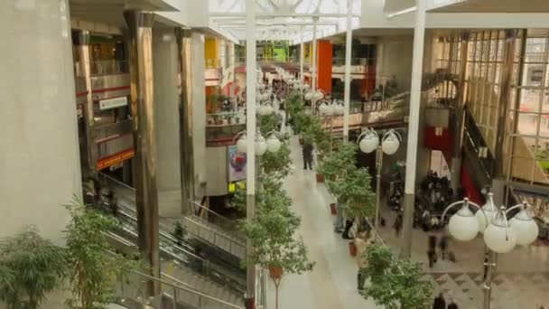 Estación de tren, gente en movimiento. Zoom, control deslizante, disparo de lapso de tiempo — Vídeos de Stock