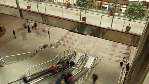 Escolator op treinstation, mensen beweging. Schuifregelaar voor time-lapse schot — Stockvideo