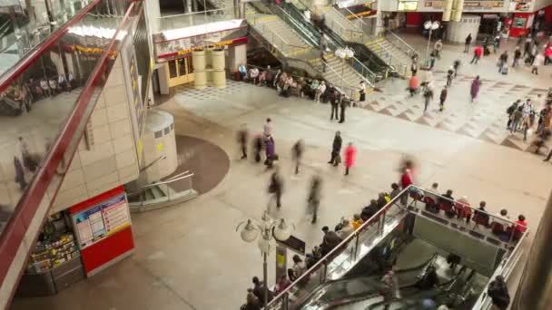 Estación de tren, gente en movimiento. Tiro de lapso de tiempo — Vídeo de stock