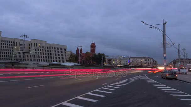 Z dnia na noc ruchu miejskim. Pomniejszyć, time-lapse strzał — Wideo stockowe