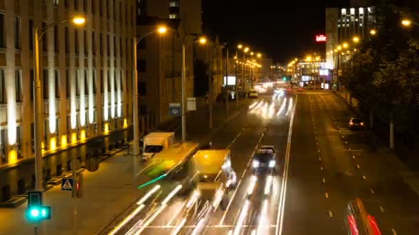 Bilar trafikerar väg. Zooma ut, time-lapse skott — Stockvideo