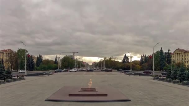 Вечный огонь на площади Победы в Минске. Уменьшение масштаба, выстрел с временной задержкой — стоковое видео