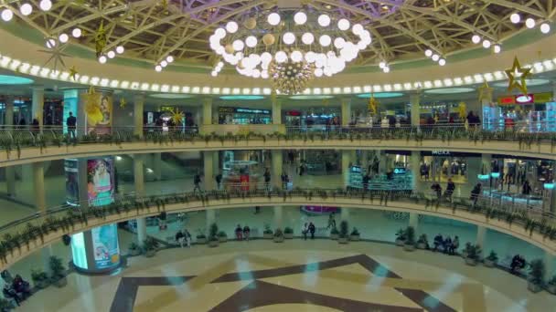 Mouvement des gens dans le centre commercial. Zoom avant, plan en time-lapse — Video