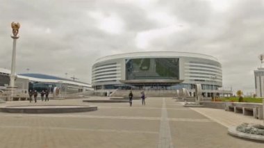 Spor kompleksi Minsk arena. Zaman atlamalı çekimde atış