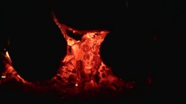 Şenlik ateşinde gece ormanda